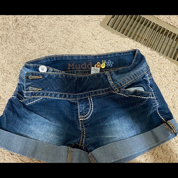 Cute blue jeans with a mini belt - Picture 3 of 6